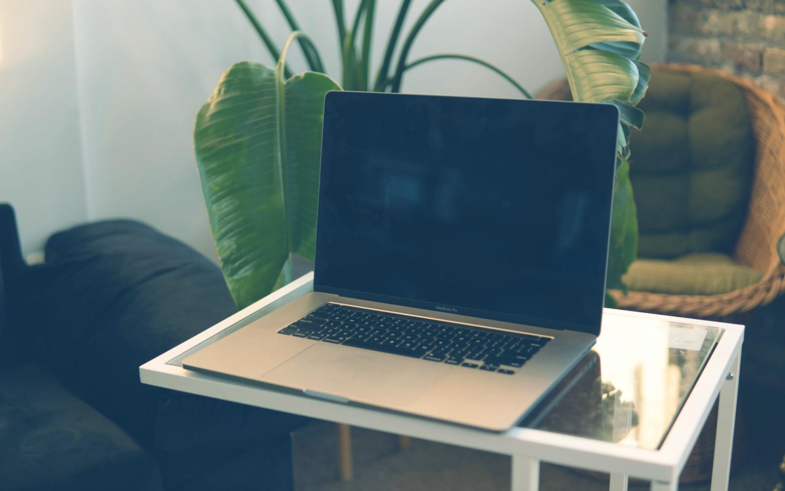 Team-Diskussion über Sicherheitsarchitektur mit technischen Diagrammen und Cloud-Topologien