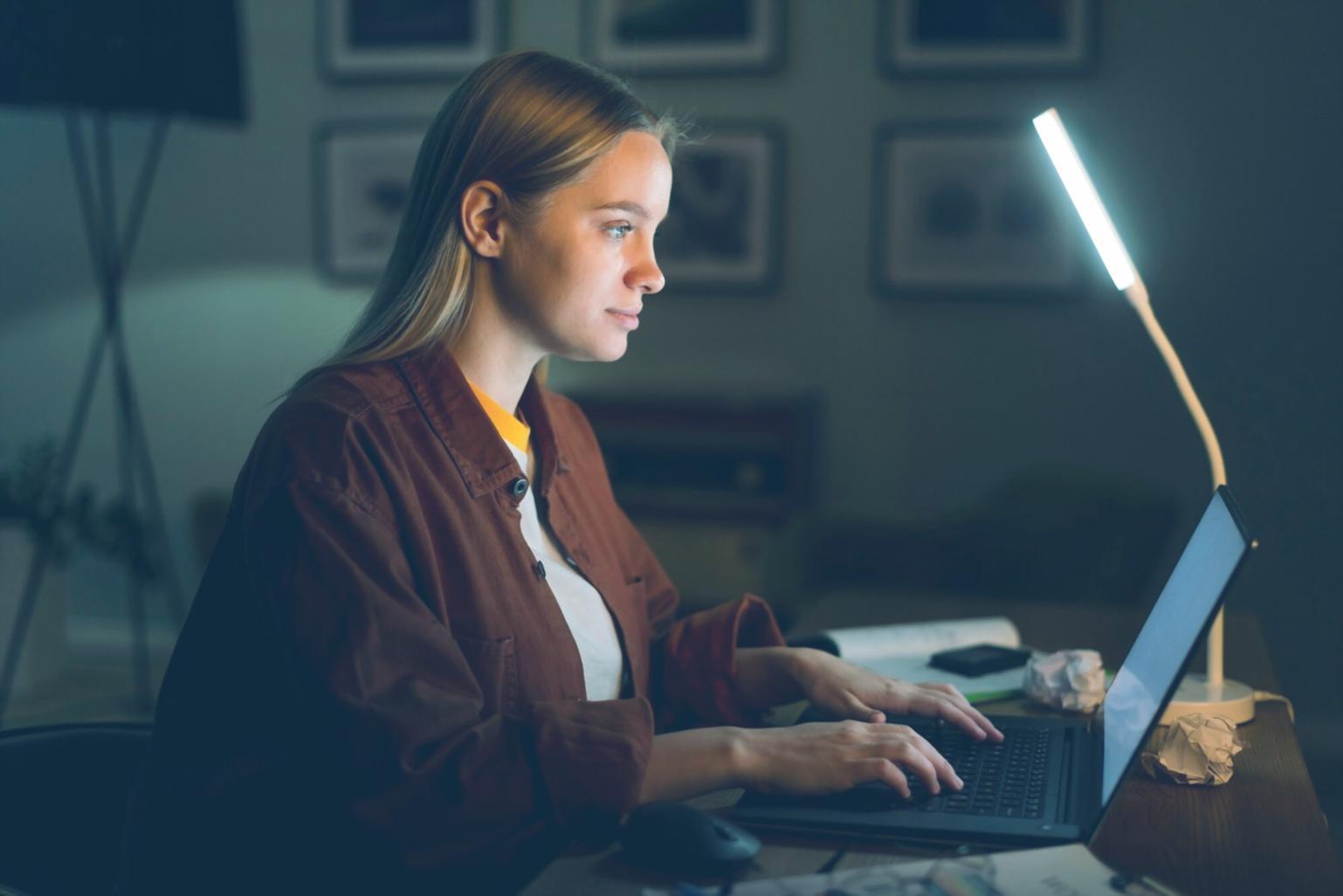 Interaktive Gruppenarbeit während eines Cloud-Security-Workshops mit Diskussion über Verschlüsselungsmethoden