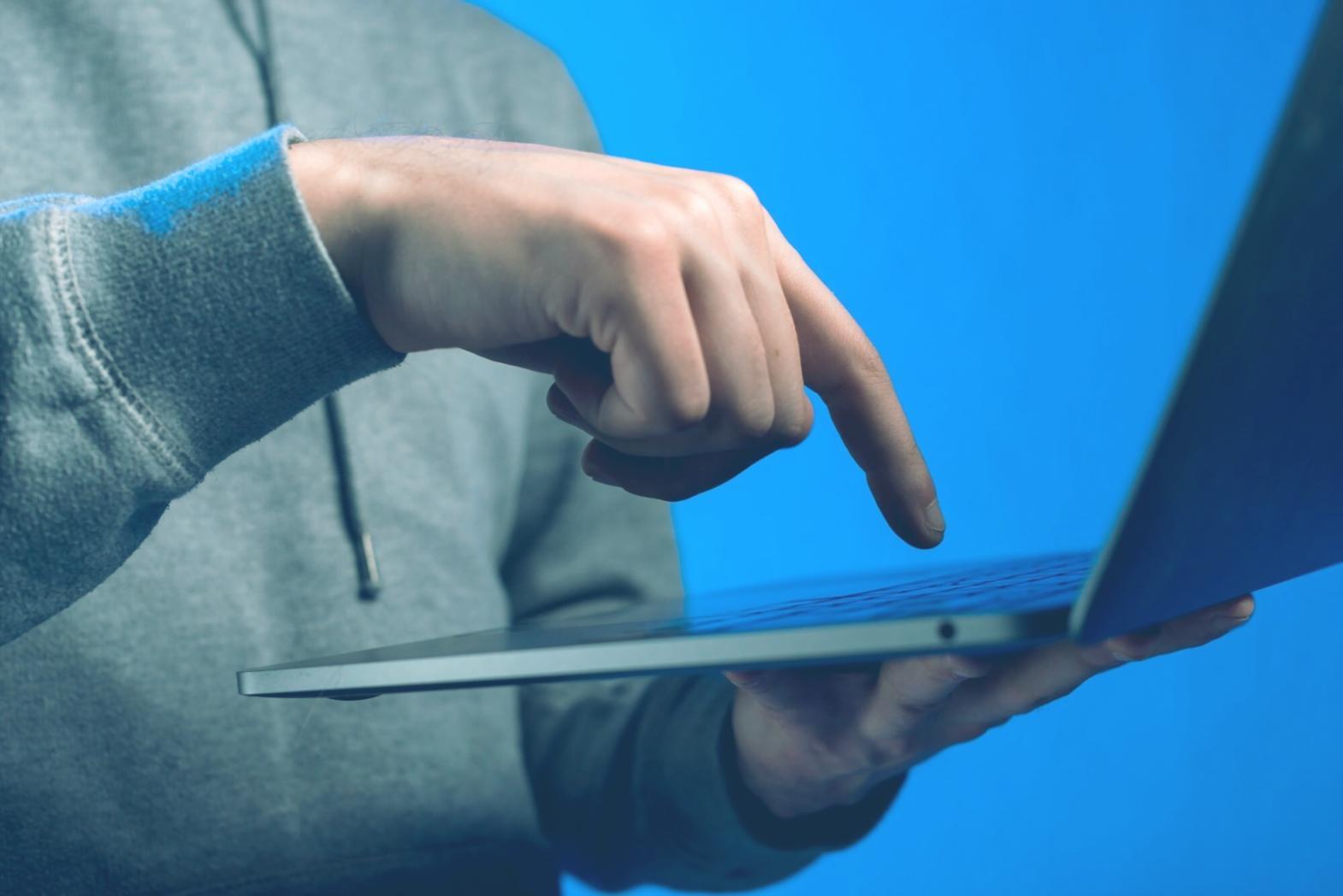 Technisches Setup zeigt Monitoring-Tools und Sicherheitsanalysen auf mehreren Bildschirmen