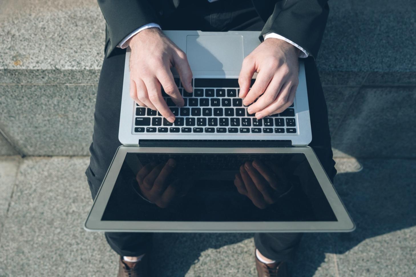 Teilnehmer arbeitet an Cloud-Sicherheitsprojekt am Laptop