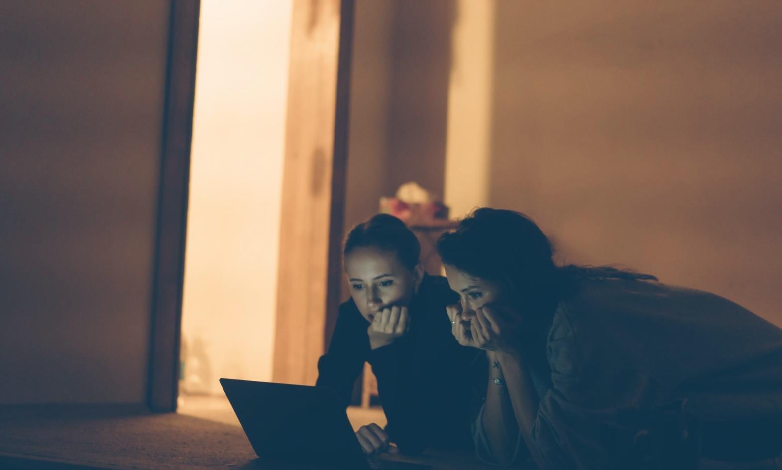 Sicherheitsanalyse auf mehreren Bildschirmen mit Echtzeitüberwachung von Cloud-Systemen